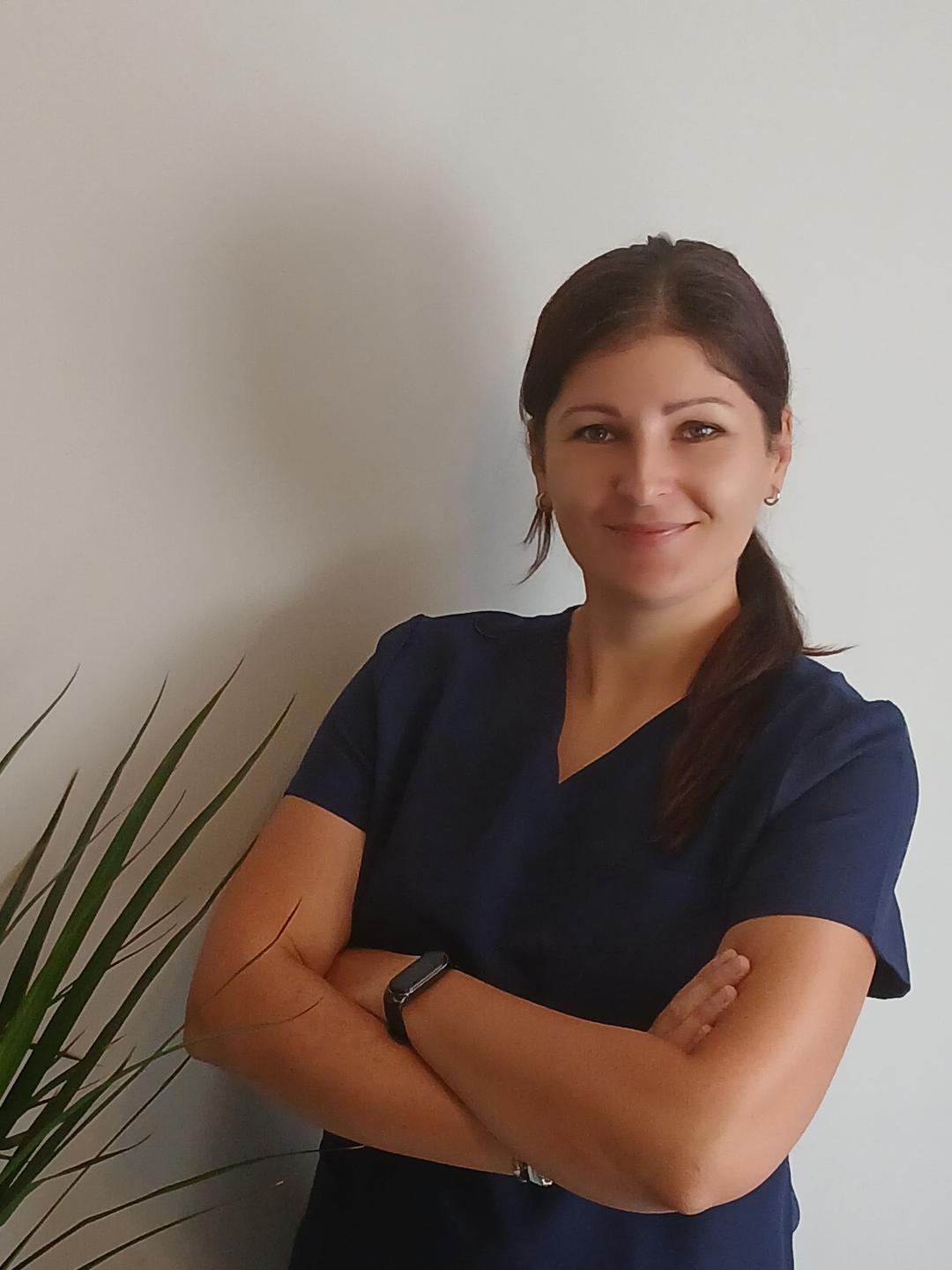 Kamila Goch, terapeutka techniki Bowena, w granatowym uniformie